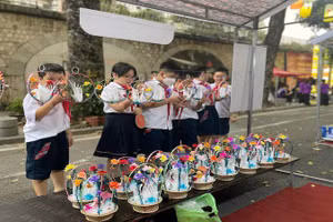 Các bạn trẻ tìm hiểu, trải nghiệm đồ chơi Trung thu truyền thống tại không gian bích họa phố Phùng Hưng.