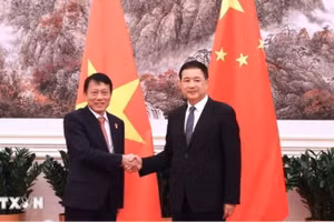 Thượng tướng Lương Tam Quang, Ủy viên Bộ Chính trị, Bí thư Đảng ủy Công an Trung ương, Bộ trưởng Công an với đồng chí Vương Tiểu Hồng, Ủy viên Quốc vụ, Bộ trưởng Công an Trung Quốc. (Ảnh: TTXVN)