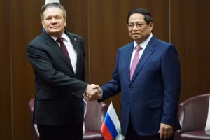 Thủ tướng Chính phủ Phạm Minh Chính và ông Alexey Likhachev, Tổng Giám đốc Tập đoàn Năng lượng Nguyên tử Quốc gia Liên bang Nga (Rosatom). (Ảnh: ANH TÚ) 