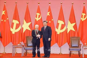 Tổng Bí thư, Chủ tịch Trung Quốc Tập Cận Bình trao Huân chương Hữu nghị tặng Tổng Bí thư Nguyễn Phú Trọng. (Ảnh: TTXVN)