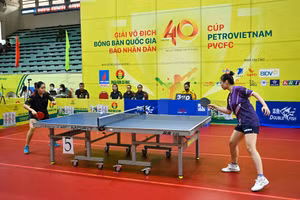 Trận đấu thú vị giữa hai hoa khôi của bóng bàn Việt Nam là Chung Thị Mỹ Huyền (Tây Ninh) và Nguyễn Thị Mai Phương (Long Hải-Hải Dương) tại nội dung đồng đội nữ.