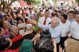 Tổng Bí thư Nguyễn Phú Trọng với nhân dân thôn Thượng Điện, xã Vinh Quang, huyện Vĩnh Bảo trong Ngày hội Đại đoàn kết toàn dân tộc thành phố Hải Phòng, chiều 15/11/2017. (Ảnh: TTXVN)