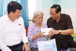 Phó Chủ tịch Quốc hội Trần Quang Phương thăm hỏi, tặng quà người có công đang được chăm sóc, nuôi dưỡng tại Trung tâm điều dưỡng người có công tỉnh Quảng Ngãi.