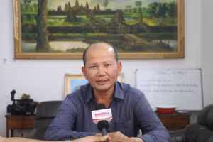 Nhà nghiên cứu Uch Leang thuộc Viện Quan hệ quốc tế Campuchia, Viện Hàn lâm Hoàng gia Campuchia.