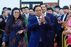Thủ tướng Phạm Minh Chính và Phu nhân đến thăm cán bộ, nhân viên, Đại sứ quán và cộng đồng người Việt Nam tại Malaysia. (Ảnh: TTXVN)