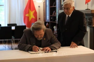 Đại diện kiều bào ghi sổ tang tại lễ viếng Tổng Bí thư Nguyễn Phú Trọng tại Đại sứ quán Việt Nam ở Đan Mạch. (Ảnh: TTXVN) 