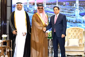 Thủ tướng Phạm Minh Chính và ông Abdullah Mohammad Alzamil, Chủ tịch HĐQT Công ty Zamil Industrial. (Ảnh: THANH GIANG)