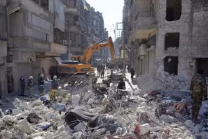 Nhân viên cứu hộ tìm kiếm nạn nhân bị mắc kẹt trong những ngôi nhà bị sập sau trận động đất tại Karm al-Jabal, bắc Syria, ngày 8/2 vừa qua. (Ảnh: THX/TTXVN)