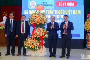 Phó Bí thư Thường trực Tỉnh ủy Thừa Thiên Huế Phan Ngọc Thọ trao lẵng hoa chúc mừng của Quyền Chủ tịch nước Võ Thị Ánh Xuân tới Bệnh viện Trung ương Huế.