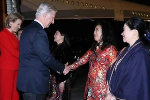 Đại biểu đón Nhà vua Bỉ Philippe và Hoàng hậu Mathilde tại sân bay quốc tế Nội Bài. (Ảnh: An Đăng/TTXVN)
