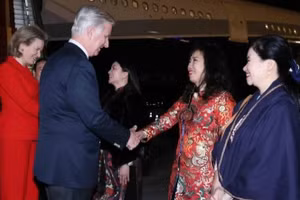 Đại biểu đón Nhà vua Bỉ Philippe và Hoàng hậu Mathilde tại sân bay quốc tế Nội Bài. (Ảnh: An Đăng/TTXVN)