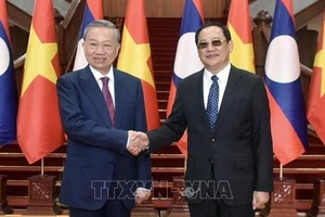 Chủ tịch nước Tô Lâm hội kiến Thủ tướng Lào Sonexay Siphandone. (Ảnh: TTXVN) 