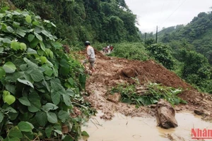 Sạt lở gây ách tắc giao thông nông thôn ở Văn Bàn (Lào Cai).