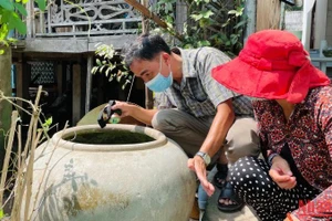 Kiểm tra, xử lý các ổ bọ gậy ngăn ngừa bùng phát dịch sốt xuất huyết.