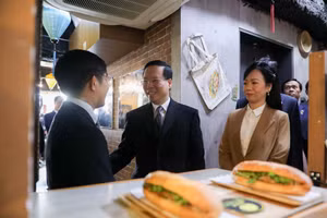 Chủ tịch nước Võ Văn Thưởng và Phu nhân thăm nhà hàng "Bánh mì Xin chào" tại Tokyo do hai cựu lưu học sinh Việt Nam thành lập. ̣(Ảnh: baoquocte.vn)