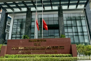 Nhiều trụ sở tại Thành phố Hồ Chí Minh treo cờ rủ trong ngày đầu Quốc tang nguyên Chủ tịch Đảng Nhân dân Cách mạng Lào, nguyên Chủ tịch nước Cộng hòa Dân chủ Nhân dân Lào Khamtay Siphandone. 