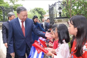 Tổng Bí thư, Chủ tịch nước Tô Lâm và Phu nhân với thiếu nhi Việt Nam tại Cuba. (Ảnh: Lâm Khánh/TTXVN)
