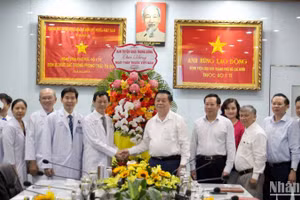 Đồng chí Nguyễn Trọng Nghĩa, Bí thư Trung ương Đảng, Trưởng Ban Tuyên giáo Trung ương biểu dương những nỗ lực của các cán bộ, y, bác sĩ tại Bệnh viện Chợ Rẫy.