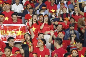Cổ động viên Việt Nam trên khán đài trong trận đấu ra quân giữa đội tuyển Việt Nam và đội tuyển Lào ở bảng B AFF Cup 2022. (Ảnh: Phạm Kiên/TTXVN)