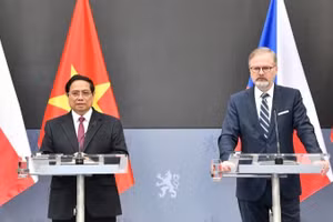 Thủ tướng Phạm Minh Chính và Thủ tướng Cộng hoà Czech Petr Fiala chủ trì họp báo sau hội đàm chính thức. (Ảnh: THANH GIANG) 