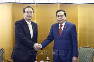 Chủ tịch Quốc hội Trần Thanh Mẫn tiếp Chủ tịch Đảng Công Minh Nhật Bản Saito Tetsuo. (Ảnh: Doãn Tấn/TTXVN) 