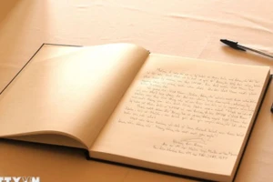 Sổ tang tưởng nhớ Tổng Bí thư Nguyễn Phú Trọng do Đại sứ Dương Hải Hưng viết. (Ảnh: TTXVN)