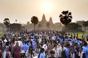 Du khách trong nước và quốc tế tham quan Angkor Wat hôm 21/3. (Ảnh: PhnomPenhPost)