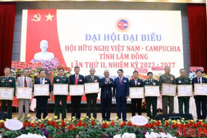 Các tập thể và cá nhân có thành tích xuất sắc được Trung ương Hội Hữu nghị Việt Nam-Campuchia tặng bằng khen.