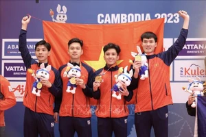 Đội tuyển Đấu kiếm Việt Nam giành Huy chương Vàng nội dung Kiếm liễu đồng đội nam sau khi xuất sắc vượt qua các vận động viên Singapore ở trận chung kết với tỉ số 45-37, giành HCV thứ 128 cho Đoàn Thể thao Việt Nam. (Ảnh: TTXVN) 