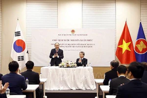 Chủ tịch nước Nguyễn Xuân Phúc gặp gỡ, nói chuyện với cán bộ nhân viên Đại sứ quán và đại diện cộng đồng người Việt Nam tại Hàn Quốc. (Ảnh: TTXVN) 