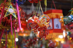 Đèn Trung thu ở phố Hàng Mã. (Ảnh: THÀNH ĐẠT)