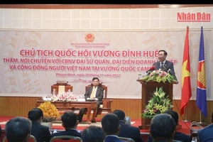 Chủ tịch Quốc hội thông tin với bà con về những thành tựu to lớn của đất nước thời gian vừa qua. 