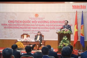 Chủ tịch Quốc hội thông tin với bà con về những thành tựu to lớn của đất nước thời gian vừa qua. 