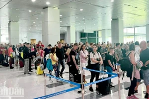 Du khách Cộng hòa Séc hạ cánh tại Sân bay quốc tế Phú Quốc hồi tháng 10/2023. 