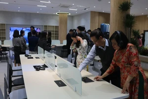 Các đại biểu trải nghiệm 1 số hoạt động của dự án trên nền tảng công nghệ hiện đại.