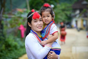 2 mẹ con người Co (Ảnh: THÀNH ĐẠT)