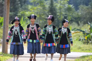 Trang phục truyền thống của phụ nữ Bố Y (Ảnh: THÀNH ĐẠT)