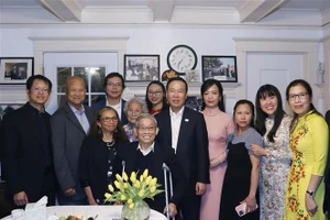 Chủ tịch nước Võ Văn Thưởng và Phu nhân thăm gia đình Việt kiều Phạm Văn Tịch. (Ảnh: TTXVN) 