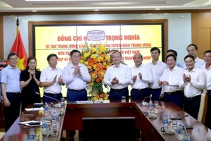 Trưởng Ban Tuyên giáo Trung ương Nguyễn Trọng Nghĩa làm việc tại Đài Tiếng nói Việt Nam. 