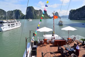 Ngắm Vịnh Hạ Long trên du thuyền là một trải nghiệm thư giãn thú vị. (Ảnh: CNN)