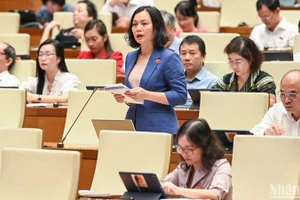 Đại biểu Huỳnh Thị Phúc (đoàn Bà Rịa-Vũng Tàu) góp ý kiến vào dự thảo Luật trong phiên thảo luận ở hội trường sáng 24/6. (Ảnh: DUY LINH)