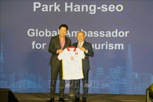 Ông Park Hang Seo, Huấn luyện viên trưởng Đội tuyển Bóng đá Quốc gia Việt Nam (bên phải) được bổ nhiệm và ra mắt với vai trò Đại sứ Du lịch Toàn cầu của thành phố Seoul, Hàn Quốc. (Ảnh: TTXVN) 