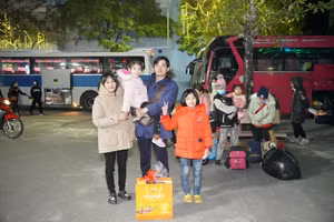 Nhiều gia đình công nhân Công ty Than Quang Hanh vui mừng được Công ty bố trí xe chở về quê đón Tết Quý Mão 2023. (Ảnh: QUANG THỌ)