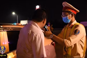 Lực lượng cảnh sát giao thông tăng cường kiểm tra vi phạm nồng độ cồn. (Ảnh: Cục Cảnh sát giao thông)