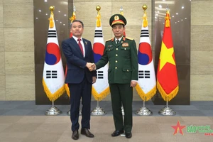 Bộ trưởng Phan Văn Giang và Bộ trưởng Lee Jong Sup chụp ảnh chung trước khi bước vào hội đàm. (Ảnh: qdnd.vn)