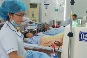 Lọc máu nhân tạo tại Bệnh viện C Thái Nguyên. (Ảnh: Nguyễn Thắng)