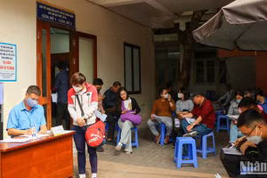 Người dân làm thủ tục cấp, đổi giấy phép lái xe tại Bộ phận tiếp nhận và trả kết quả giải quyết thủ tục hành chính của Sở Giao thông vận tải Hà Nội, 16 Cao Bá Quát, quận Ba Đình. (Ảnh: Nhật Quang)