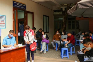 Người dân làm thủ tục cấp, đổi giấy phép lái xe tại Bộ phận tiếp nhận và trả kết quả giải quyết thủ tục hành chính của Sở Giao thông vận tải Hà Nội, 16 Cao Bá Quát, quận Ba Đình. (Ảnh: Nhật Quang)