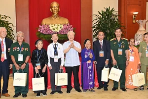 Tổng Bí thư Nguyễn Phú Trọng gặp mặt Đoàn đại biểu người có công với cách mạng tiêu biểu toàn quốc năm 2022 ngày 23/7/2022, tại Hà Nội nhân kỷ niệm 75 năm Ngày Thương binh-Liệt sĩ. (Ảnh: Đăng Khoa)