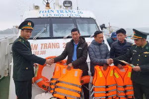 Đồn biên phòng Cô Tô (Quảng Ninh) vừa tuyên truyền, phổ biến Luật bảo vệ biển đảo cho các ngư dân huyện đảo Cô Tô.